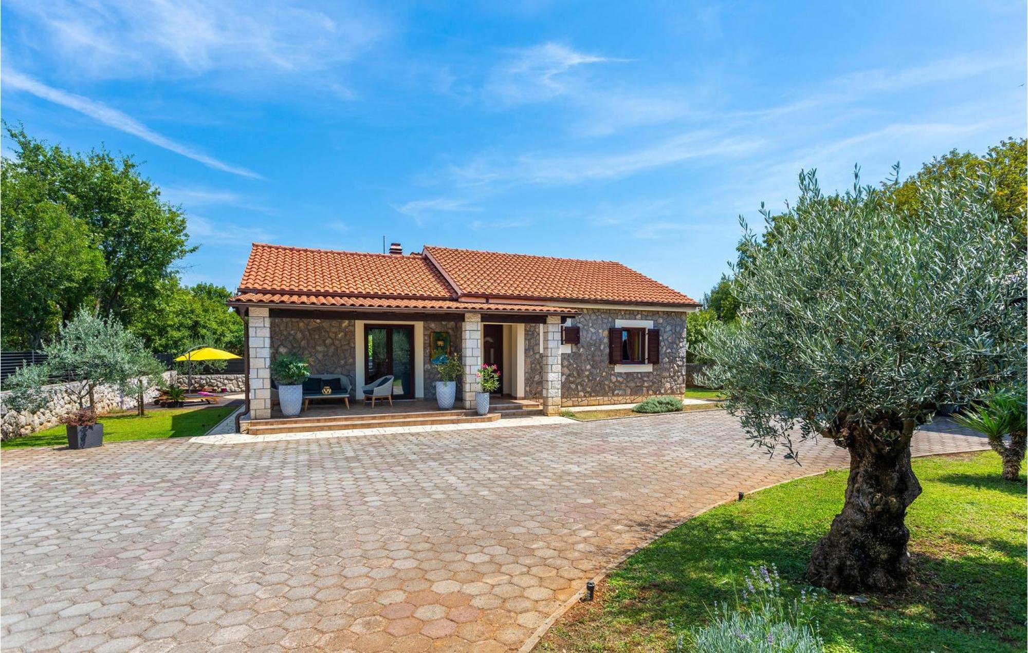Nice Home In Lakmartin With Outdoor Swimming Pool Exterior photo